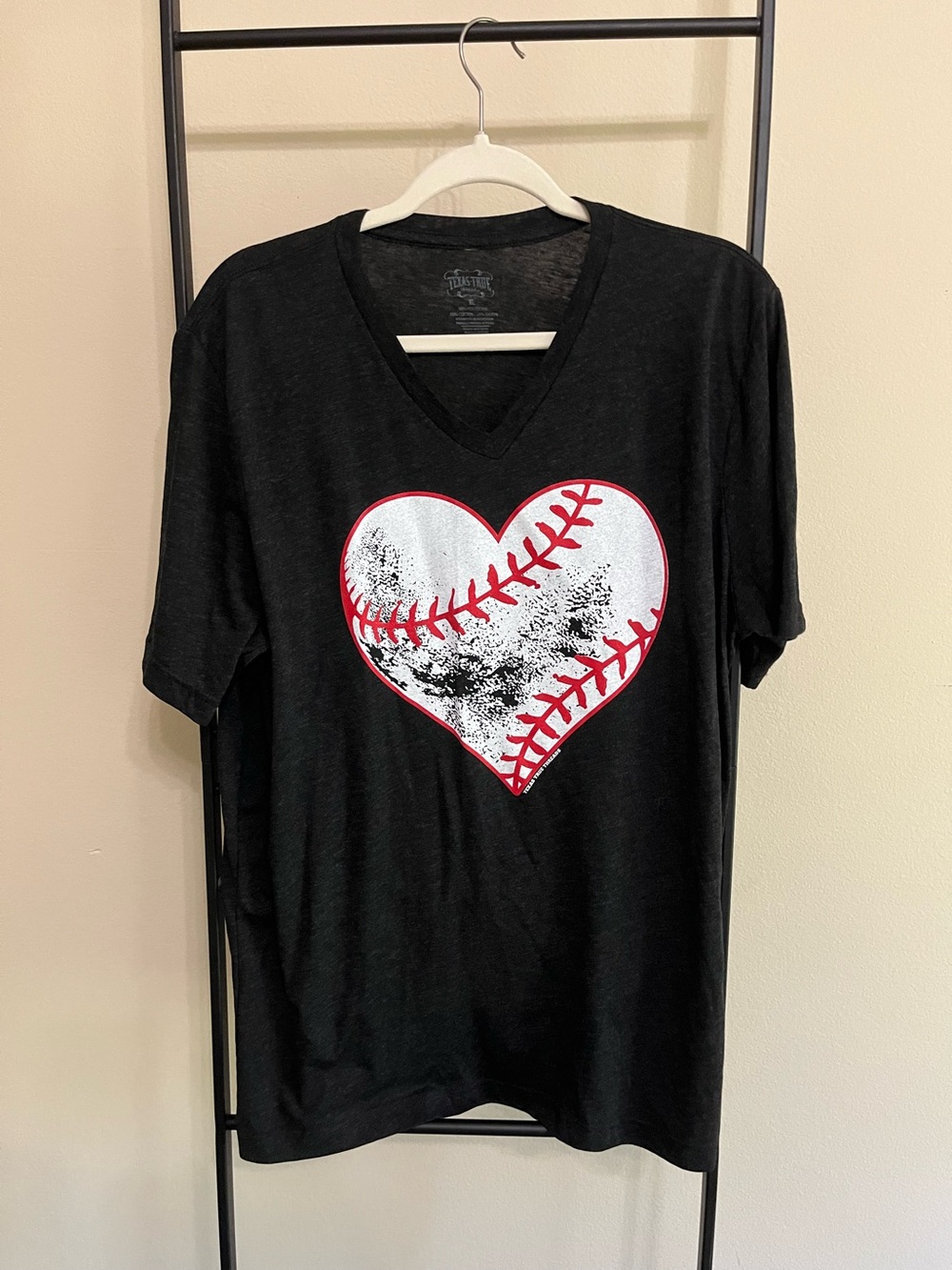 Texas True Threads Graphic Tee XL Charcoal Grey Baseball Heart V-Neck Shirt